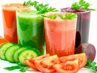 Foto com copos de suco de pepino e outros legumes