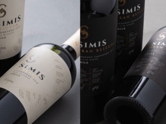 Foto de garrafas do vinho tinto seco Simis
